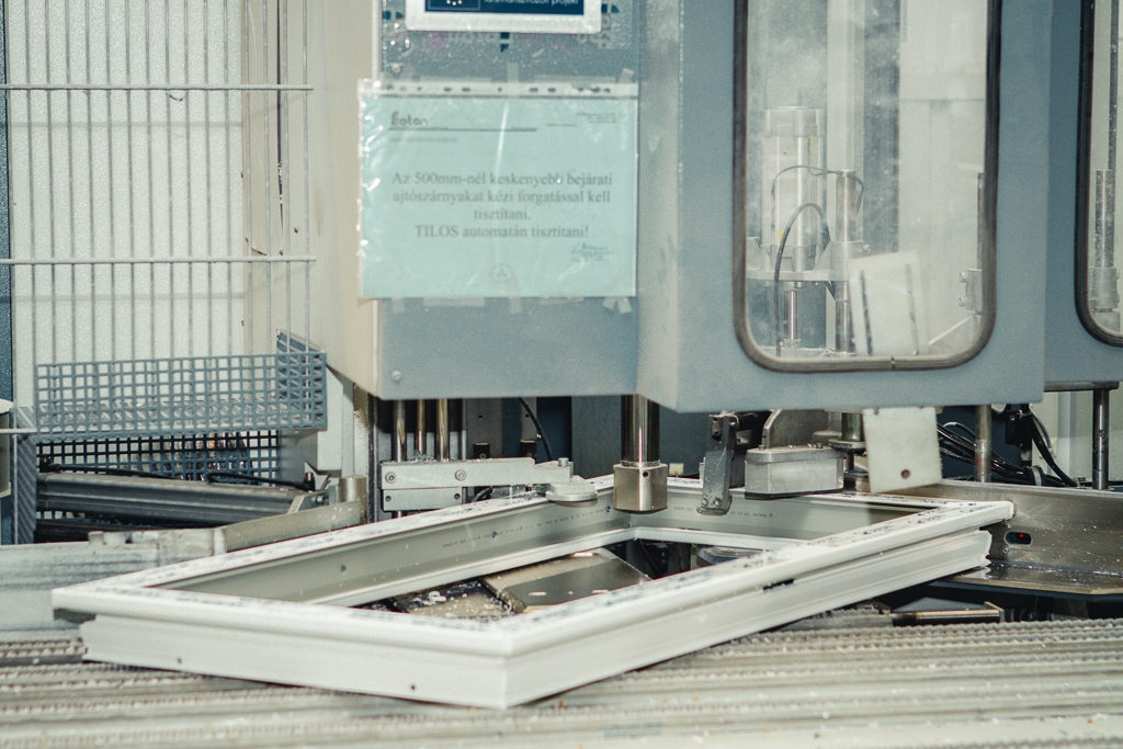 Hegesztési varratok tisztítása CNC vezérlésű tisztító gépen